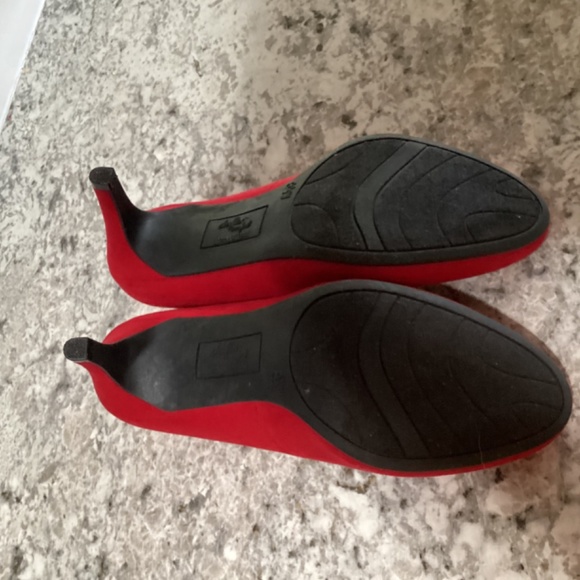 8.5 w red heels - Picture 2 of 5